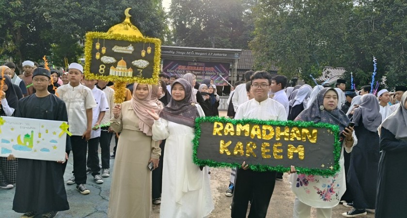E-Newspaper MTsN 17 Jakarta Gelar Pawai Ramadhan 1446 H