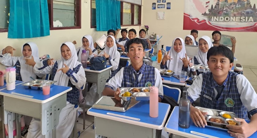 Antusiasme Siswa MTsN 17 Jakarta Ceria, di Hari Pertama Program Makan Bergizi Gratis (MBG)