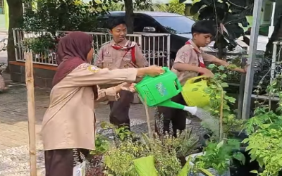 Aksi Nyata OSIS MTsN 17 Jakarta Menanam Pohon di Taman Belajar